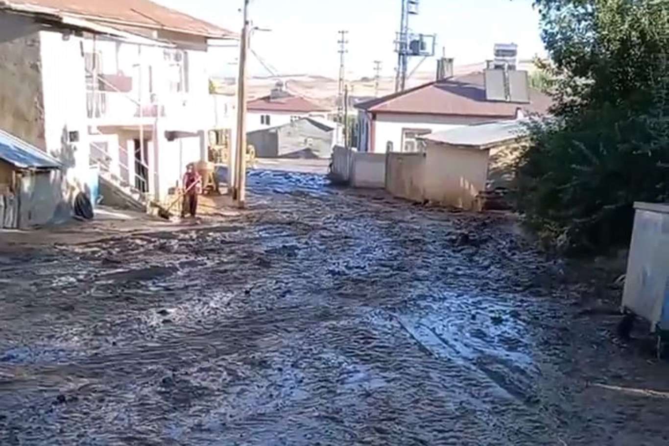 Barajın ana sulama borusu patlayınca köyü su bastı Barajın ana sulama borusu patlayınca köyü su bastı
